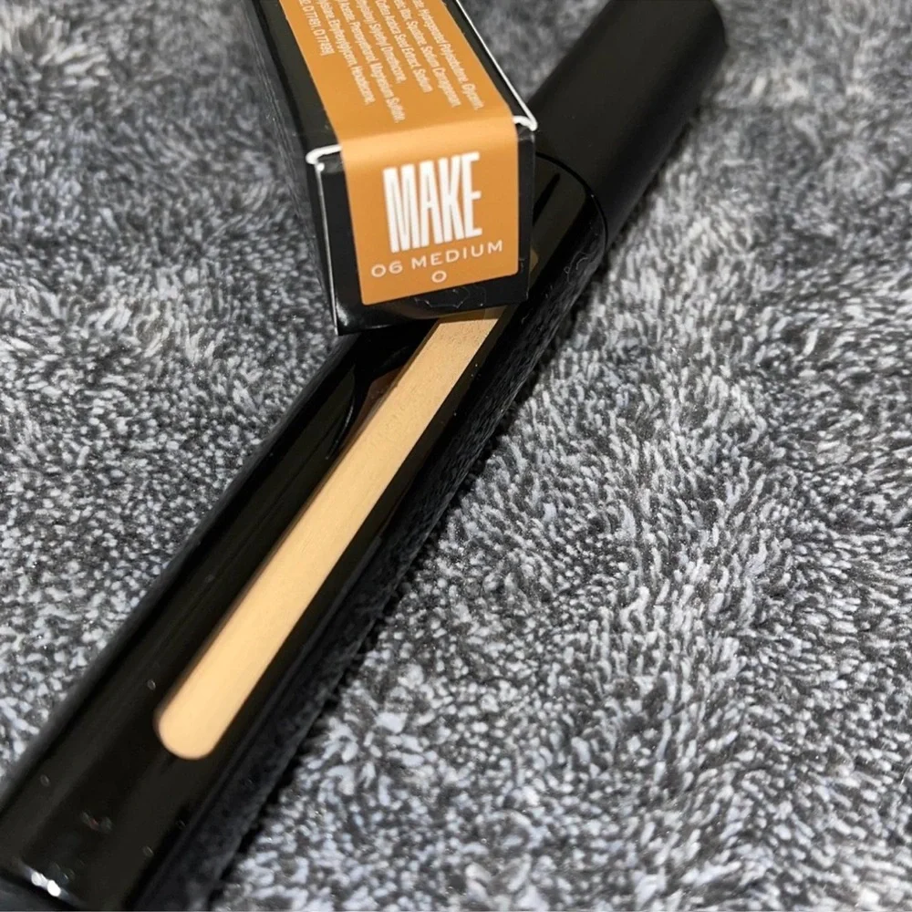 Make cosmetics, skin minimizing concealer.